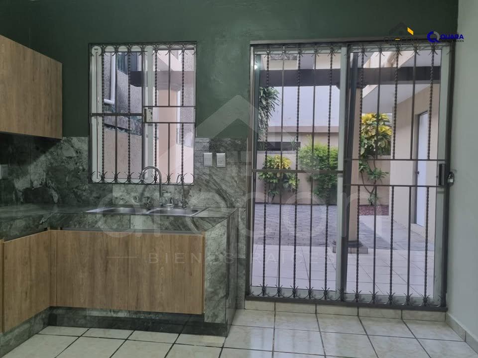 House in Col, Petrolera, Half a Block from Plaza Petrolera