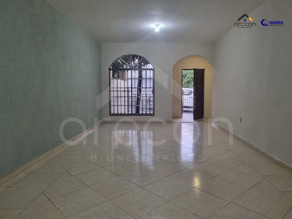 House in Col, Petrolera, Half a Block from Plaza Petrolera