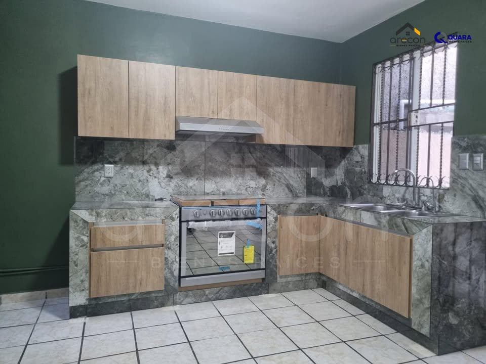 House in Col, Petrolera, Half a Block from Plaza Petrolera