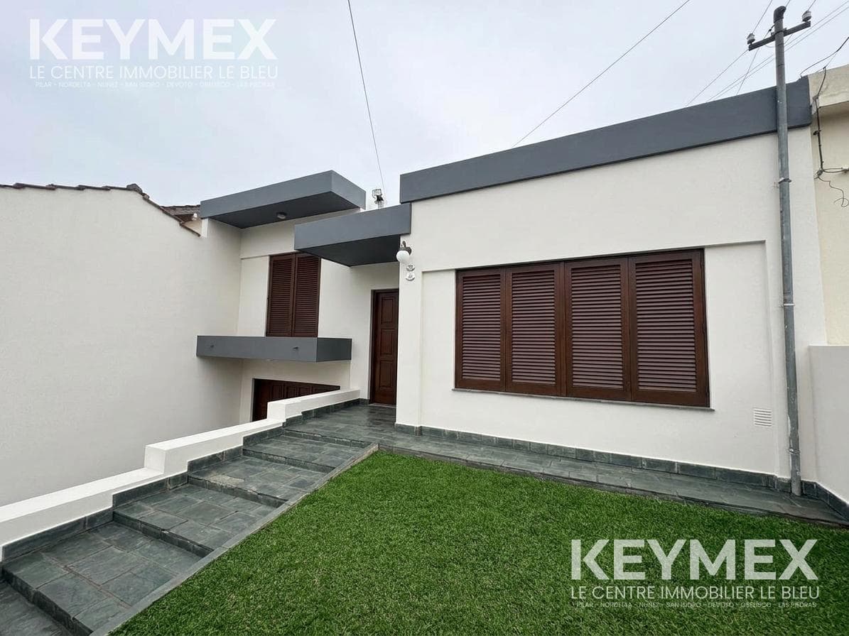 3-Bedroom House for Sale with Double Garage in Moreno