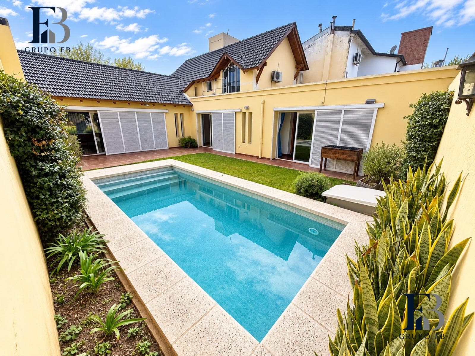 House in Jardines del Jockey: 4 bedrooms and a pool
