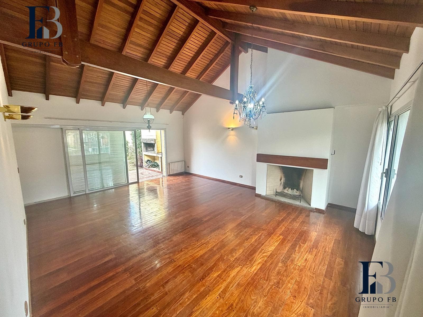 House in Jardines del Jockey: 4 bedrooms and a pool