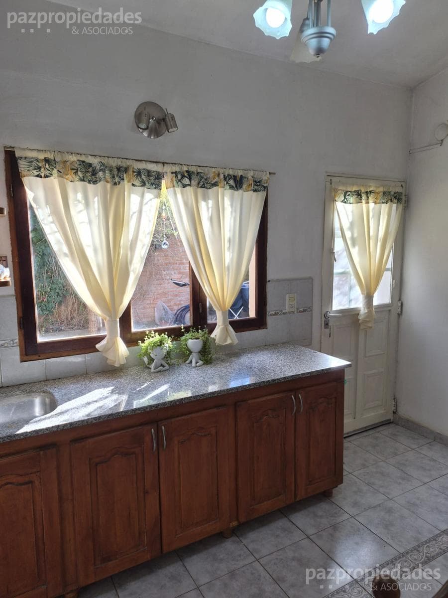 2-Bedroom House for Rent with Garage, B 14 de Octubre