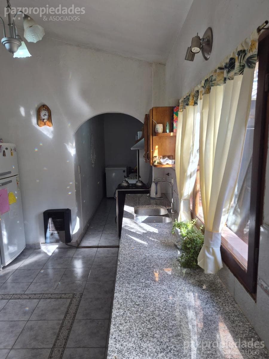 2-Bedroom House for Rent with Garage, B 14 de Octubre