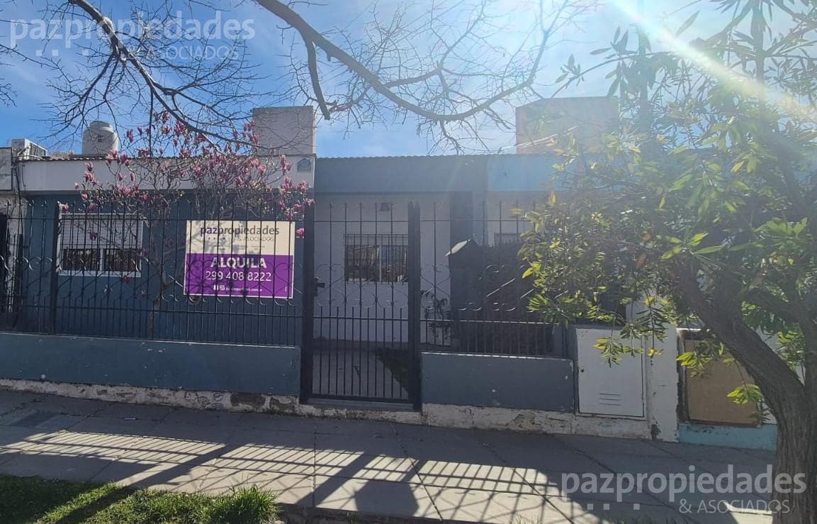 2-Bedroom House for Rent with Garage, B 14 de Octubre