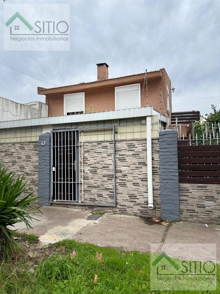 House for Sale in Sayago: A spacious, two-story home that combines style and functionality.