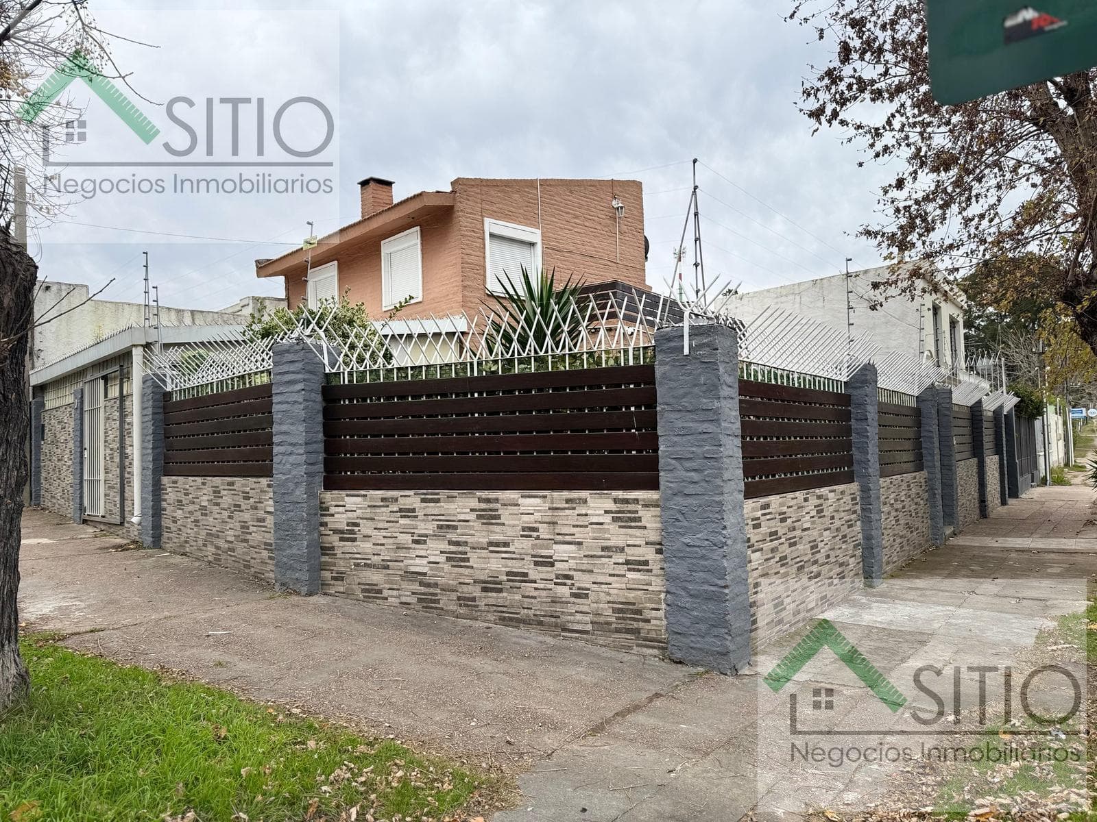House for Sale in Sayago: A spacious, two-story home that combines style and functionality.