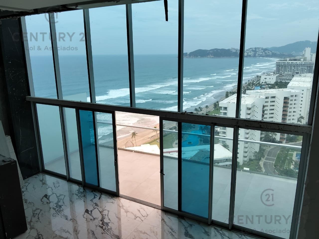 Penthouse frente al mar en Playa Diamante, vista al mar y campo de golf