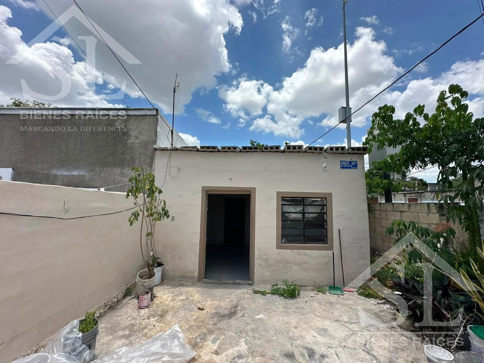 Corner house, ideal for a business. Across from Plaza Sendero.