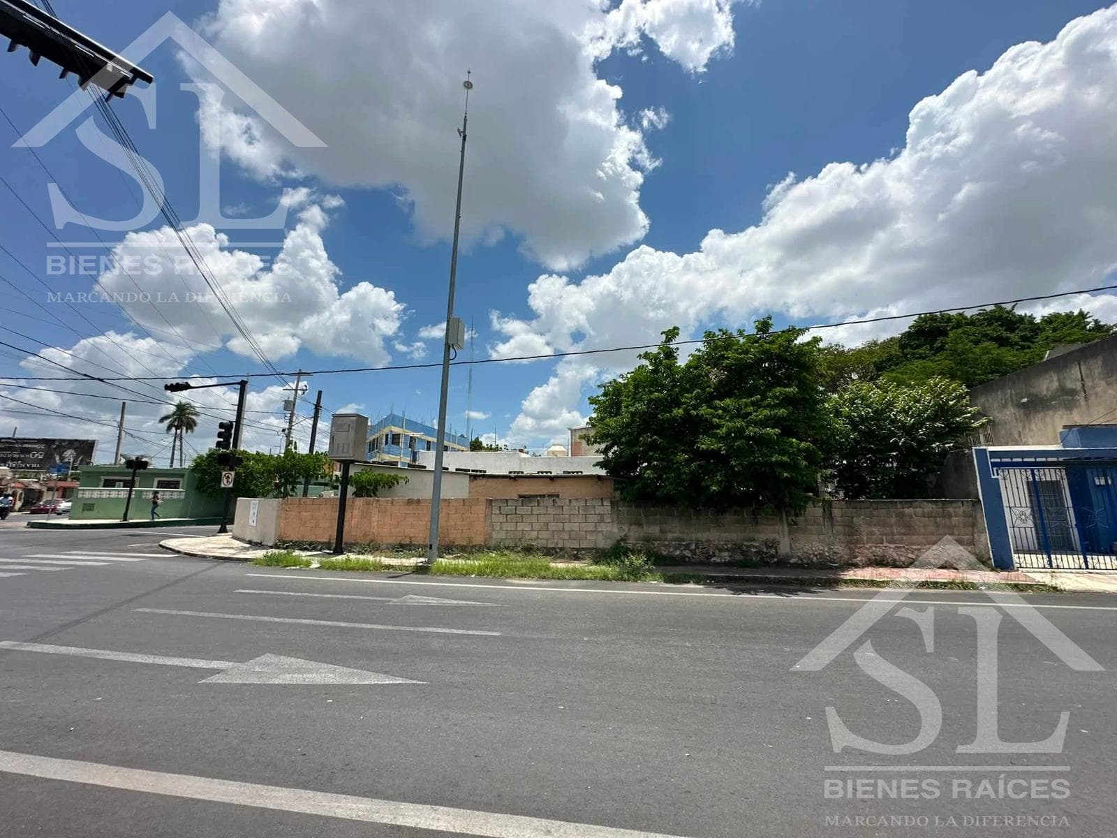 Corner house, ideal for a business. Across from Plaza Sendero.