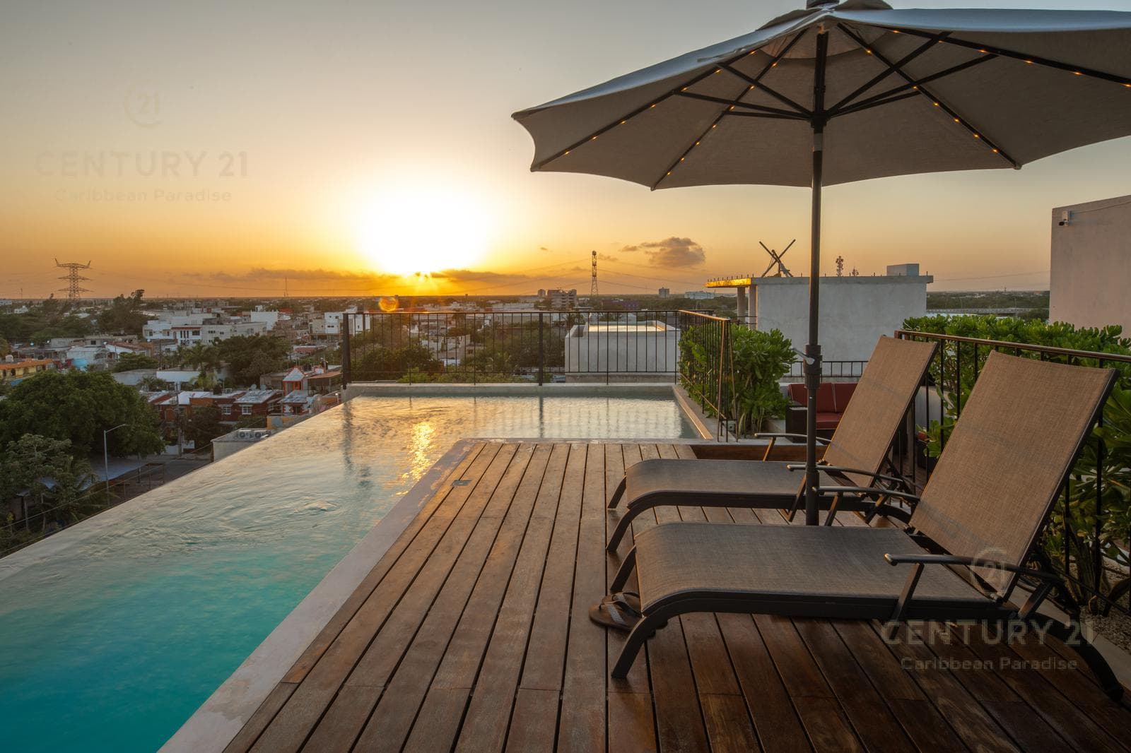 Beautiful and elegant furnished 2-bedroom apartment in Downtown Playa del Carmen P3296