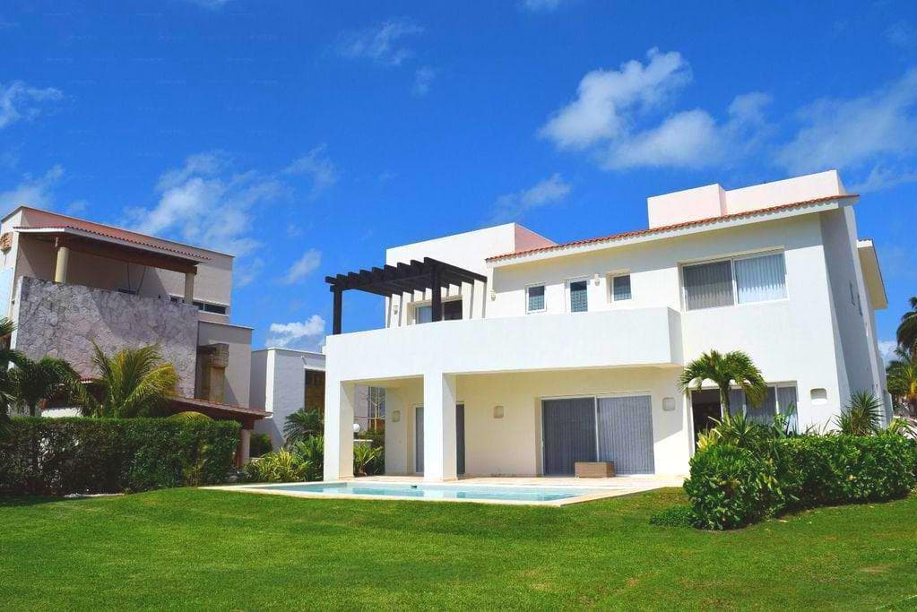 House for Sale with a View of Nichupté Lagoon in Cancún, Isla Marina 12