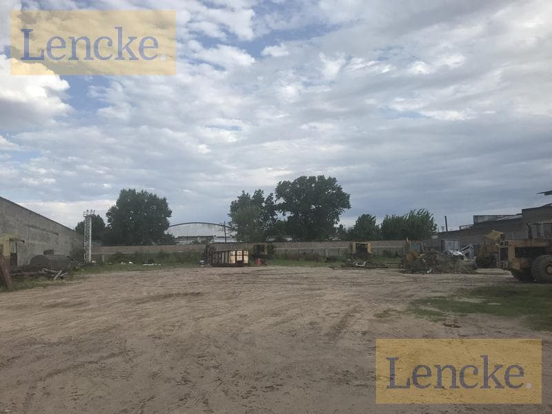Large lot in an industrial area across from the San Fernando Canal, suitable for various uses, for sale