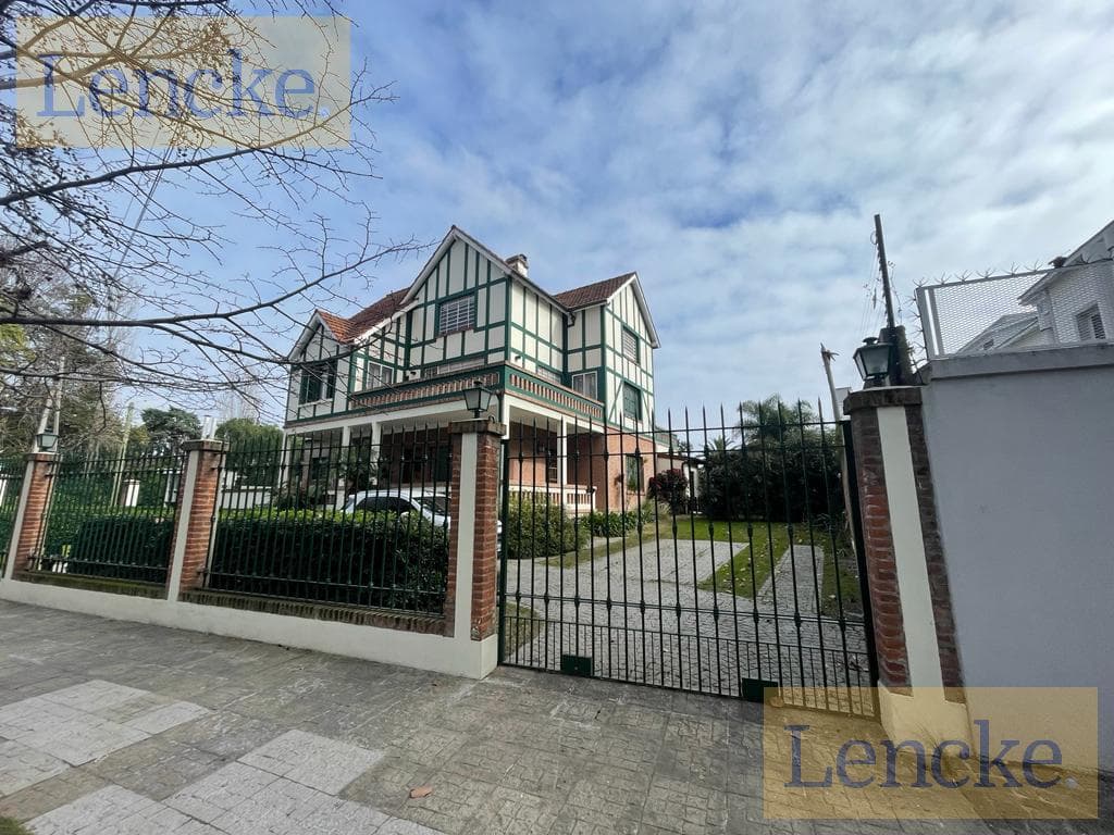 Lencke is selling an extraordinary English-style house that has been completely renovated, on a large lot of 2,646 m²