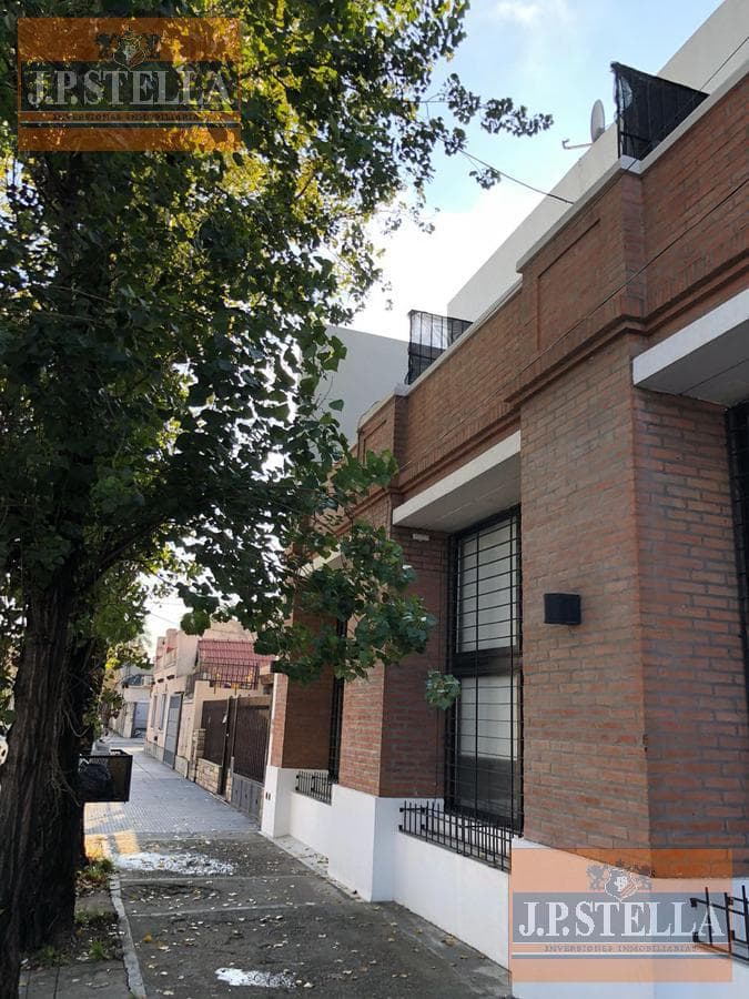 Departamento tipo loft en 2 plantas c/ patio terraza - 51 m² Cub.- V. Sarmiento