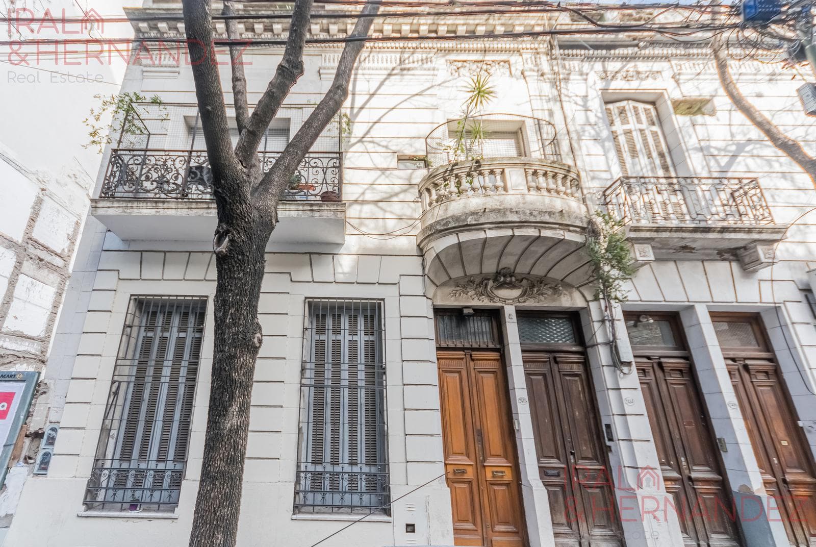 Stunning townhouse for sale in Nuñez with a terrace