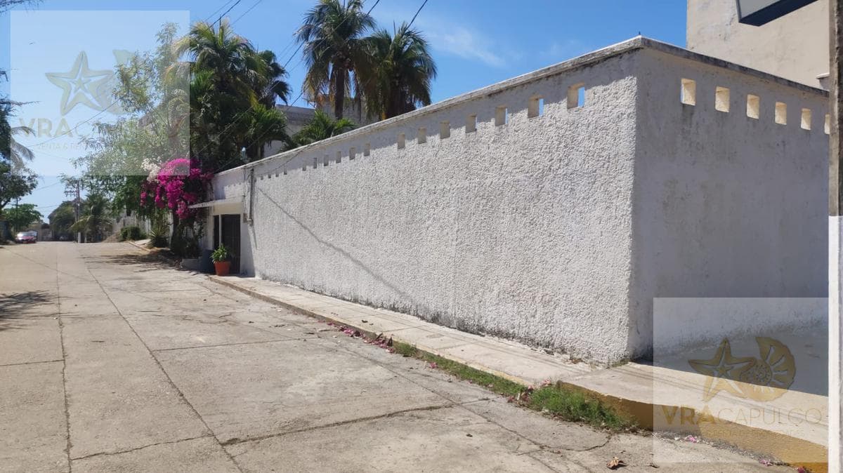 Local - Alfredo V Bonfil, Acapulco, on Barra Viaja Boulevard, beach side
