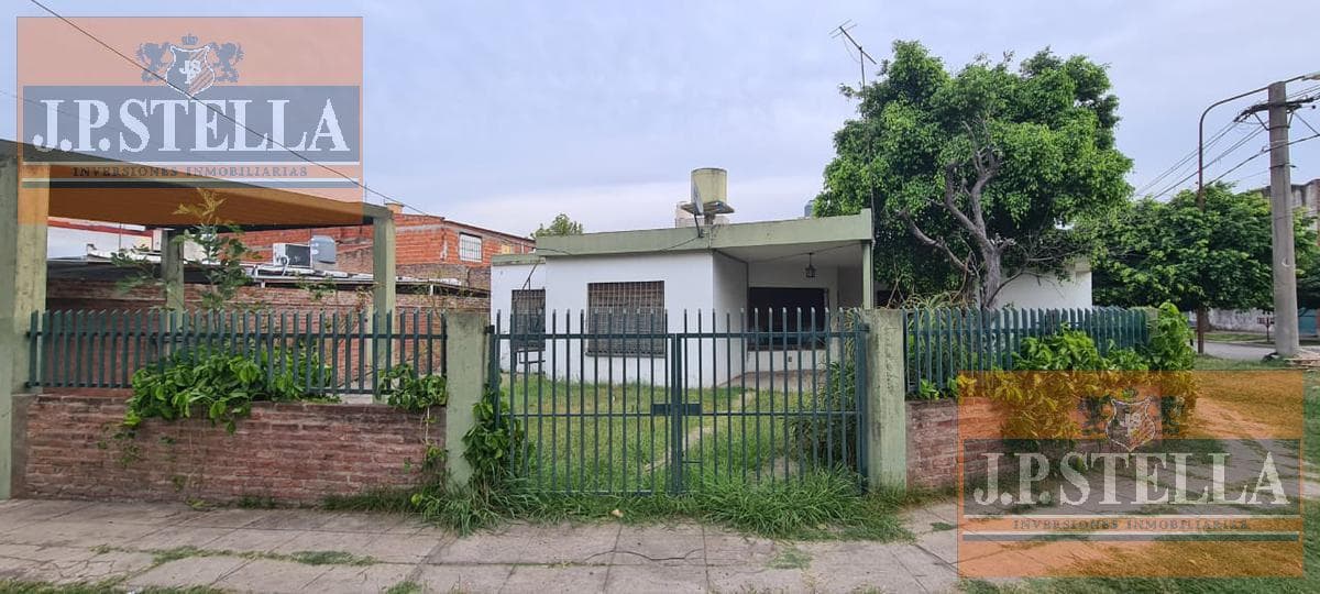 Casa 4 Amb. en esquina c/Cochera - San Justo