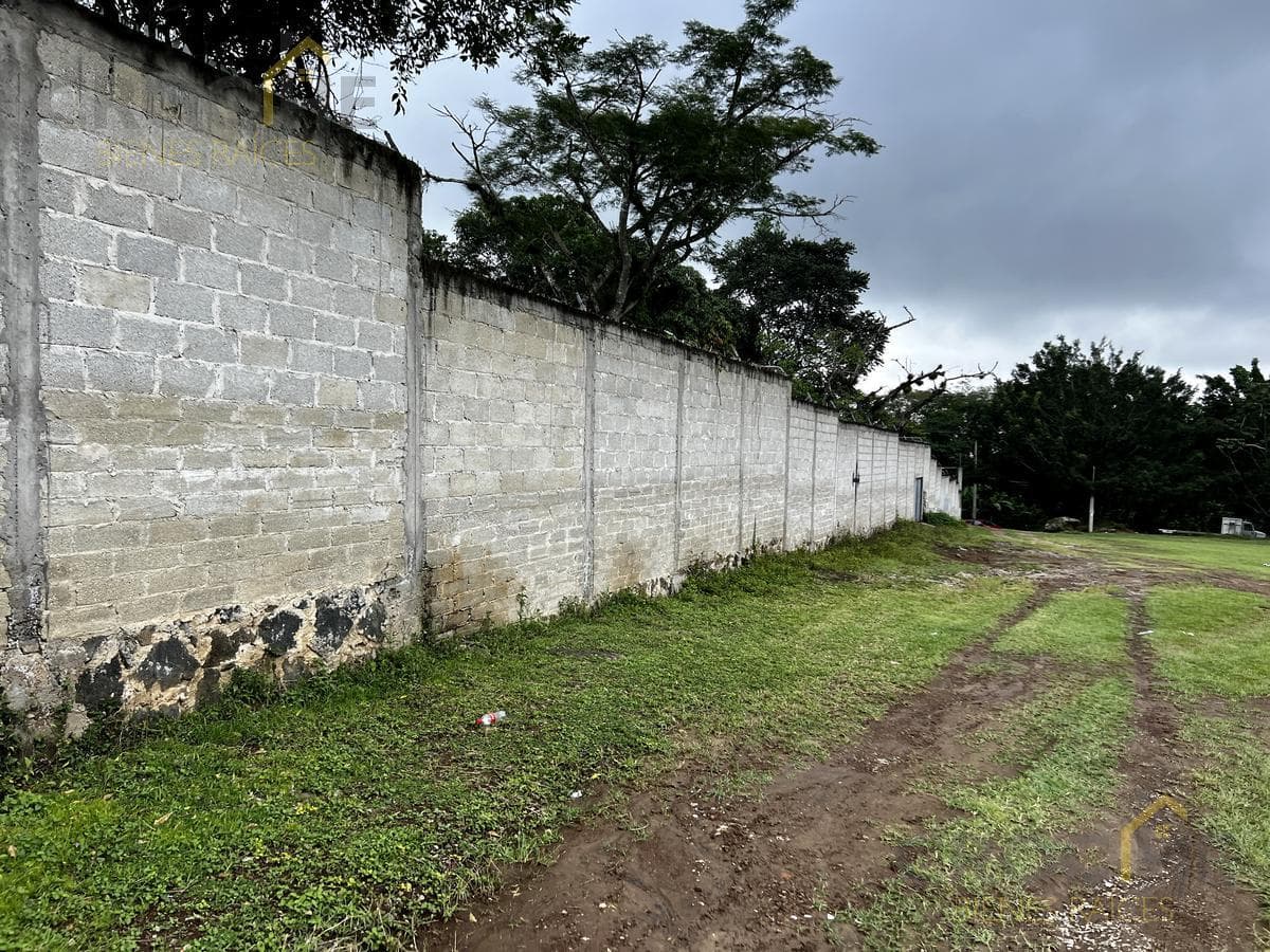 Lot with a cabin for sale in La Estanzuela Ver, with direct access to the street.
