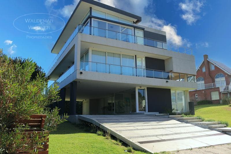Beach House | Sleeps 12 | Carilo