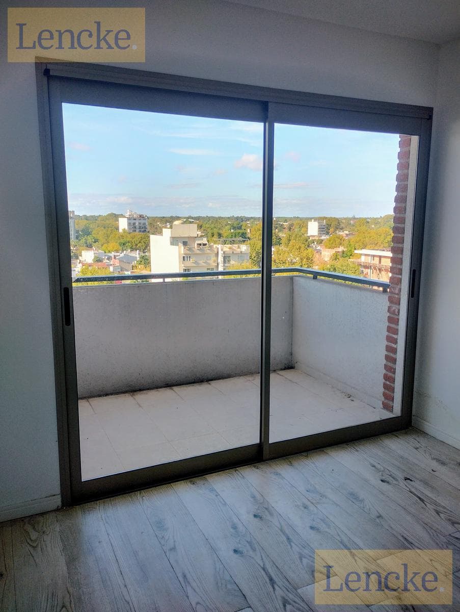 Lencke is for sale—with rental income, 2 high-end rooms, en suite, balcony/barbecue area, building with pool and gym
