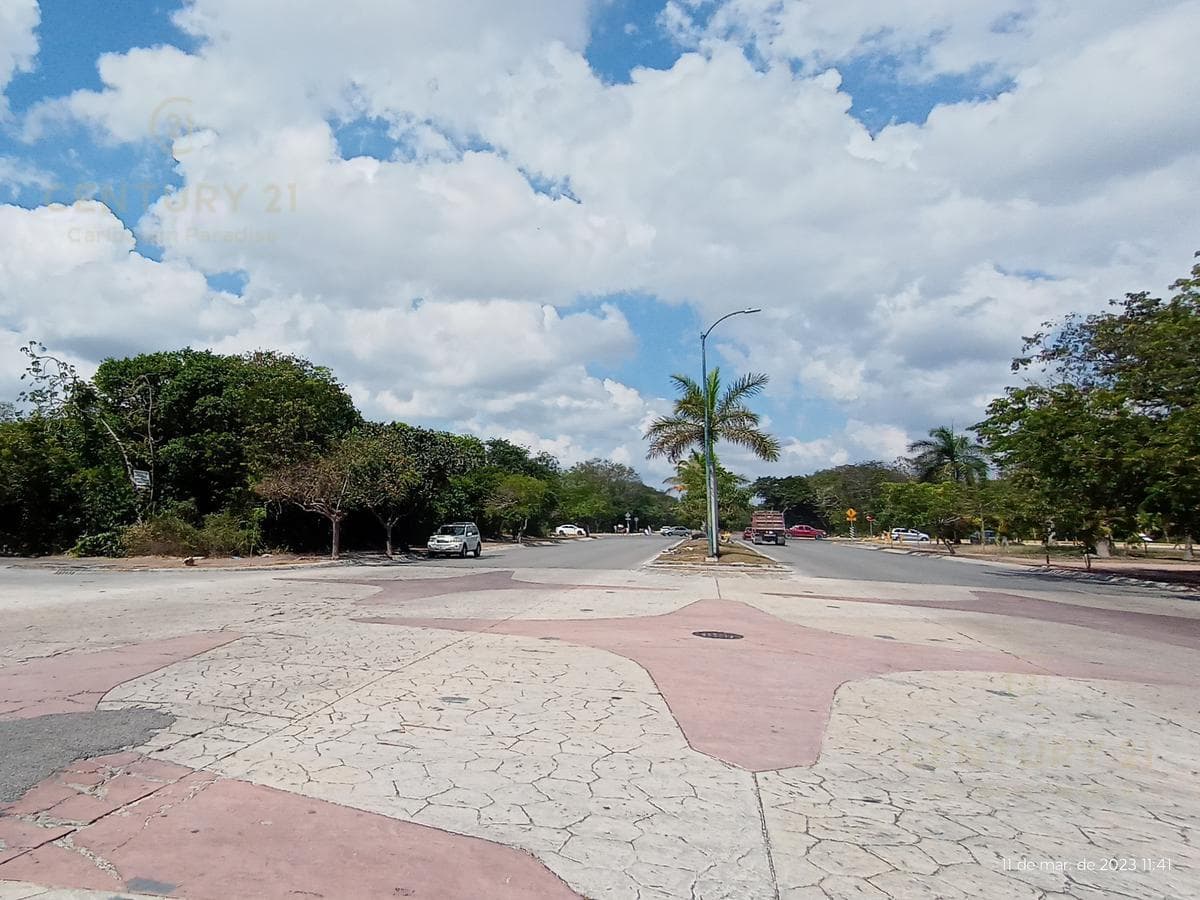 MIXED-USE PROPERTY FOR SALE ACROSS FROM THE PLAYA DEL CARMEN PLANETARIUM P3710