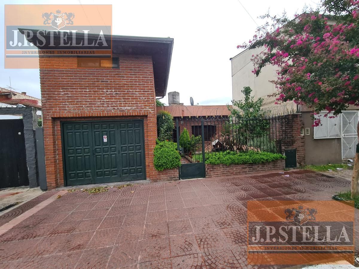Casa 3 Ambientes 120 m² c/ cochera y pileta - V.Constructora