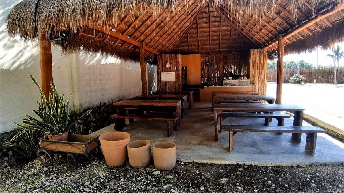 TERRENO CON 2 LOCALES/BODEGAS EN VENTA EN LA CARRETERA EN TULUM P3404