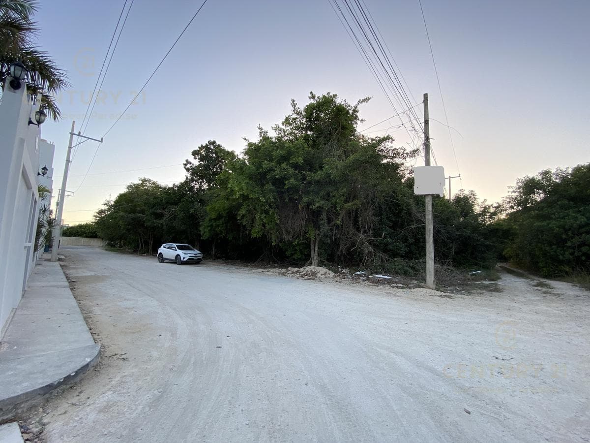 1,100 m² Mixed-Use Corner Lot for Rent, One Street Away from Huayacan Avenue, Cancún C3194