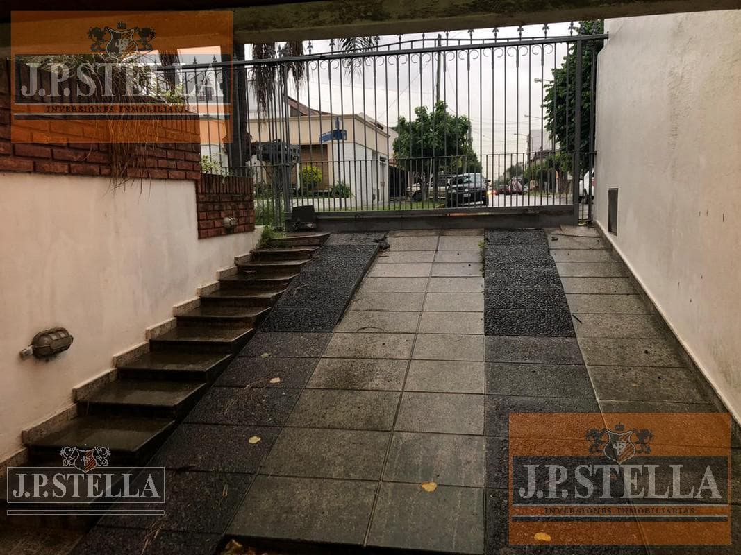 Excelente Casa 4 amb. con quincho y cochera para 2 autos - Villa Luzuriaga