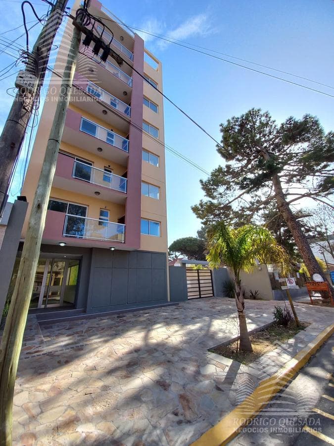 Excellent 2-bedroom apartment, right on the street!!! Ask about financing!!!