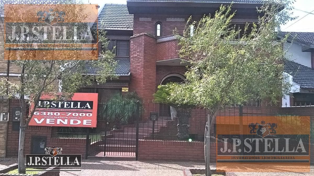 Excelente Casa 5 Amb. c/ Garage 5 Autos - Pileta y Quincho - 400 m² Cub. - San Justo