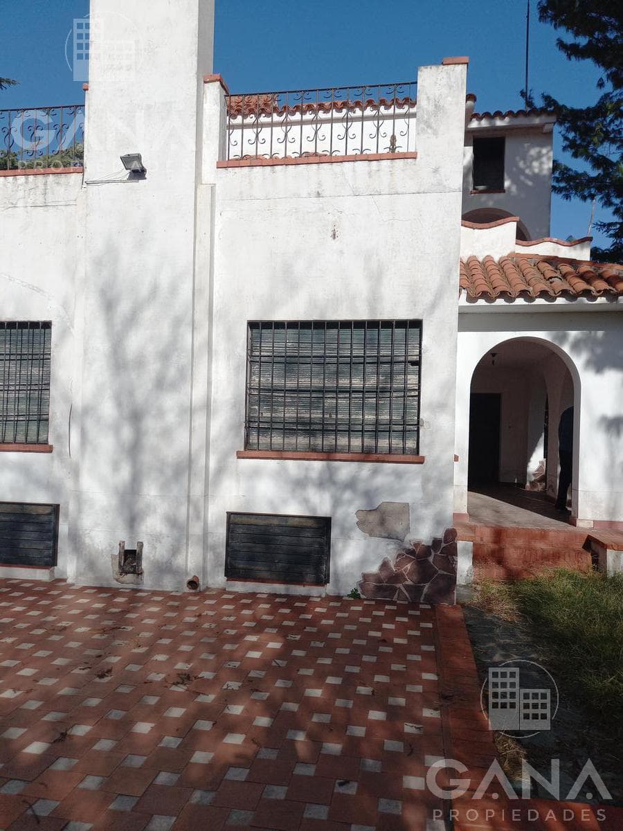 For Sale in OLIVEROS: IMPRESSIVE 3-BEDROOM PROPERTY WITH SWIMMING POOL AND 2-CAR GARAGE
