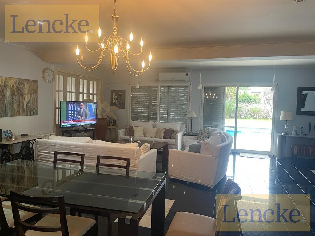 Lencke is selling an extraordinary English-style house that has been completely renovated, on a large lot of 2,646 m²