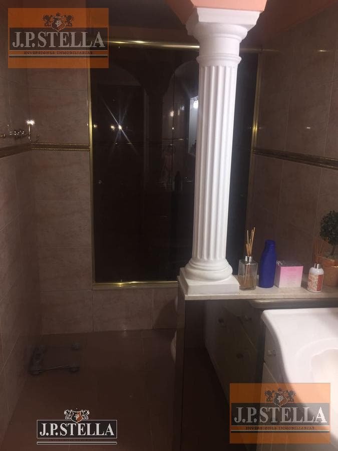 Excelente Casa 5 Amb. c/ Garage 5 Autos - Pileta y Quincho - 400 m² Cub. - San Justo