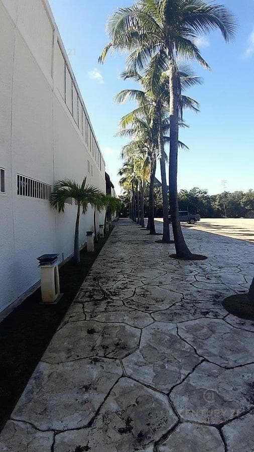TERRENO CON 2 LOCALES/BODEGAS EN VENTA EN LA CARRETERA EN TULUM P3404