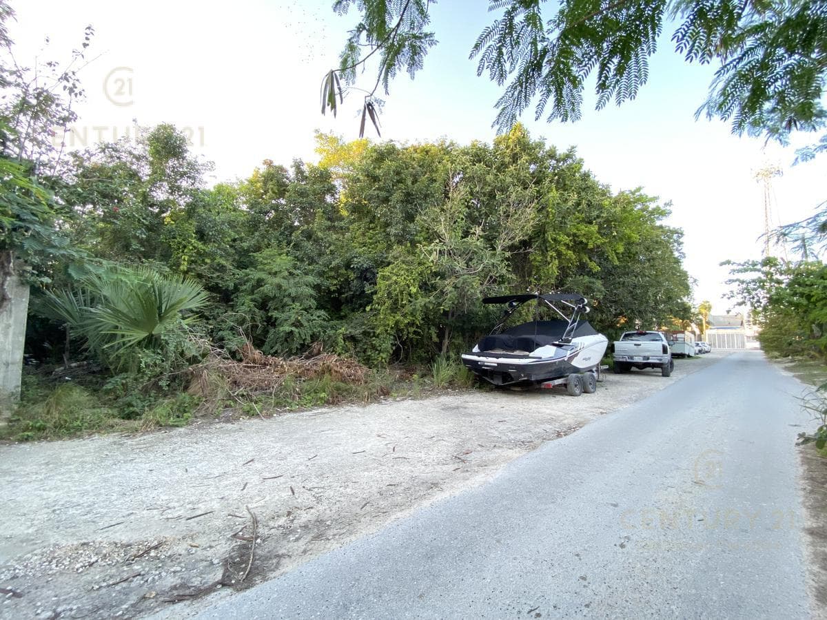1,100 m² Mixed-Use Land for Rent on Av. Fonatur, Cancún C3193