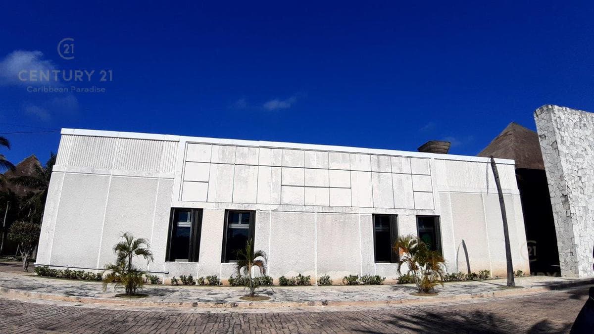 TERRENO CON 2 LOCALES/BODEGAS EN VENTA EN LA CARRETERA EN TULUM P3404