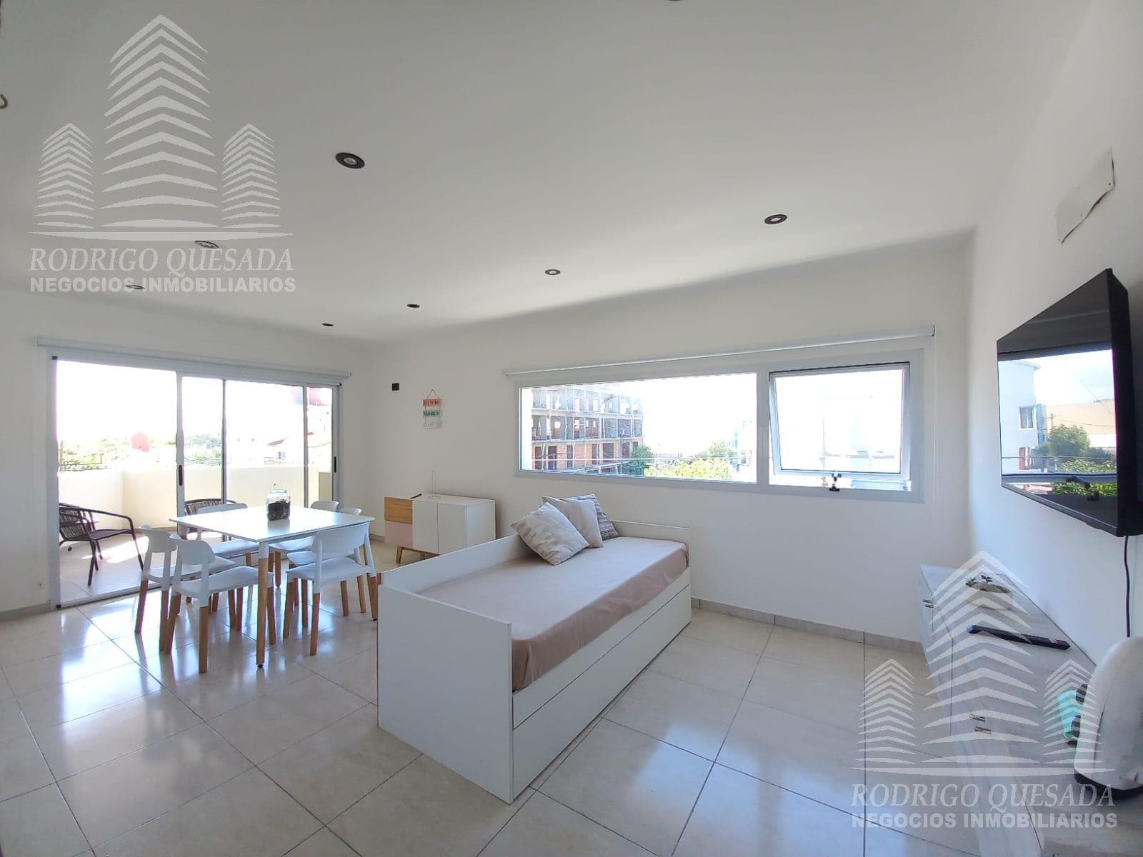 Excellent 3-room apartment on the street side, at the corner of Sarmiento and Newbery!!