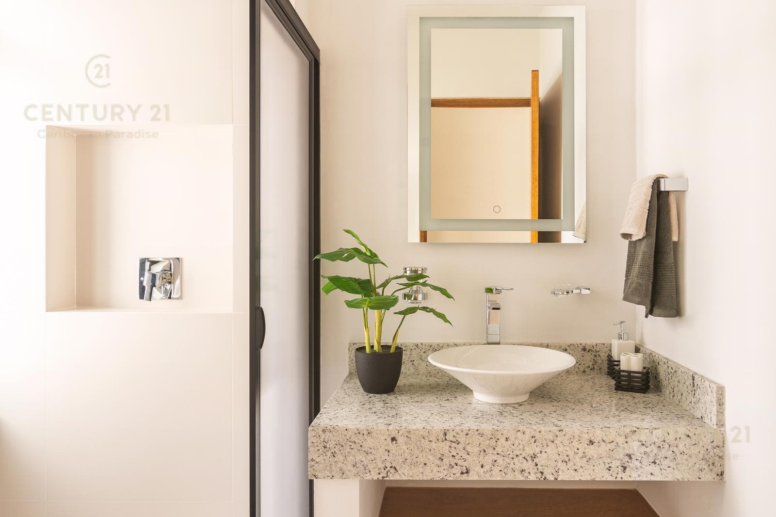Bonito departamento en pequeño condominio en el corazón de Playa del Carmen P2983
