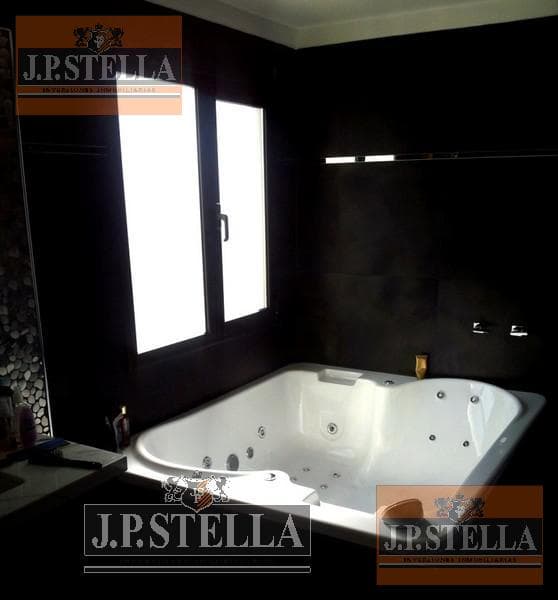 Casa 5 Amb. c/Cochera - Quincho y Pileta - Lote 1188 m² - 420 m² Cub. - Terravista