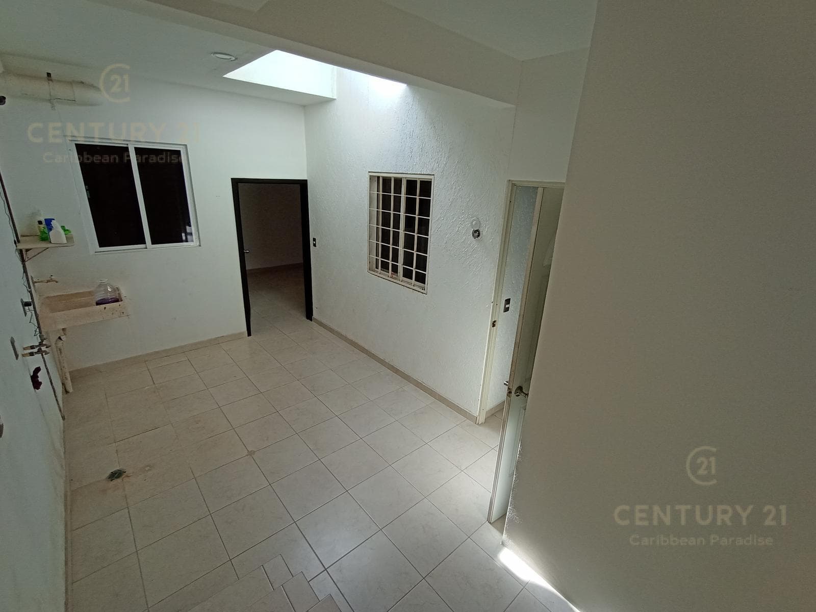 Spacious 6-Bedroom Tuscan-Style House on Chemuyil Avenue, Playa del Carmen P4117