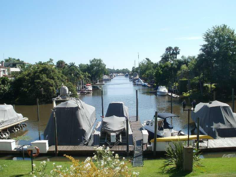 For sale: excellent house in Bahía del Sol, with 3 bedrooms, a playroom, a boat slip, and 2 garage spaces
