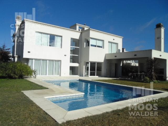 House for Sale: 5 Rooms, Haras Santa María Neighborhood, Las Lomas
