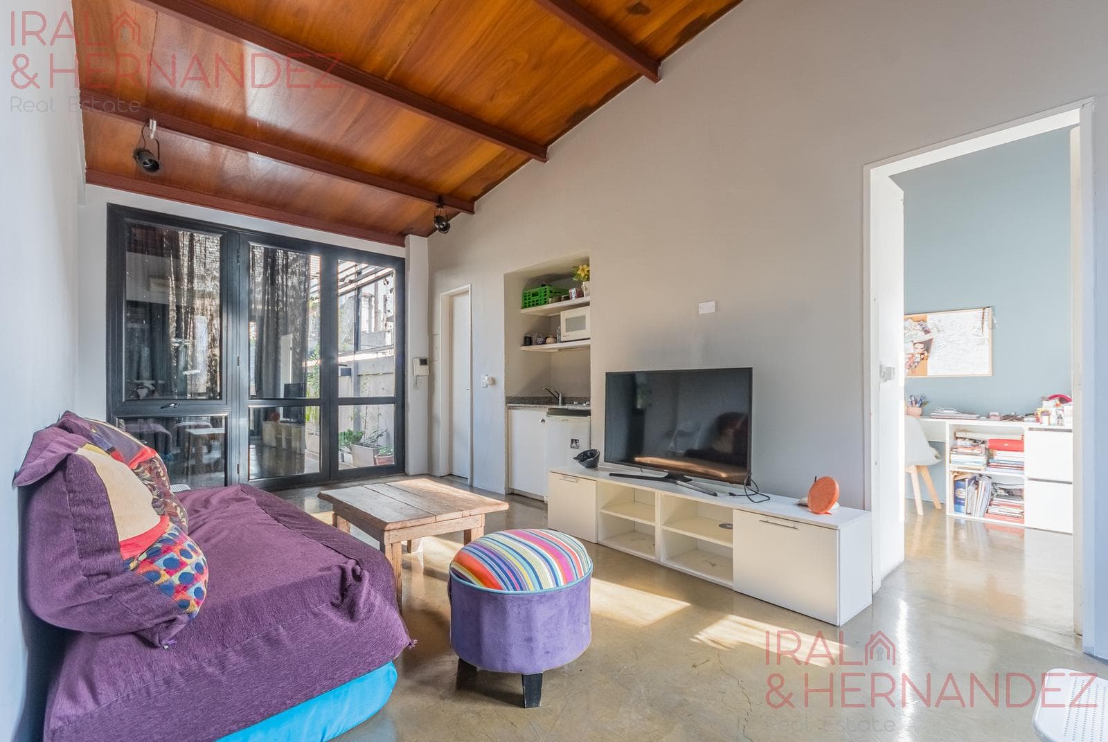 Stunning townhouse for sale in Nuñez with a terrace