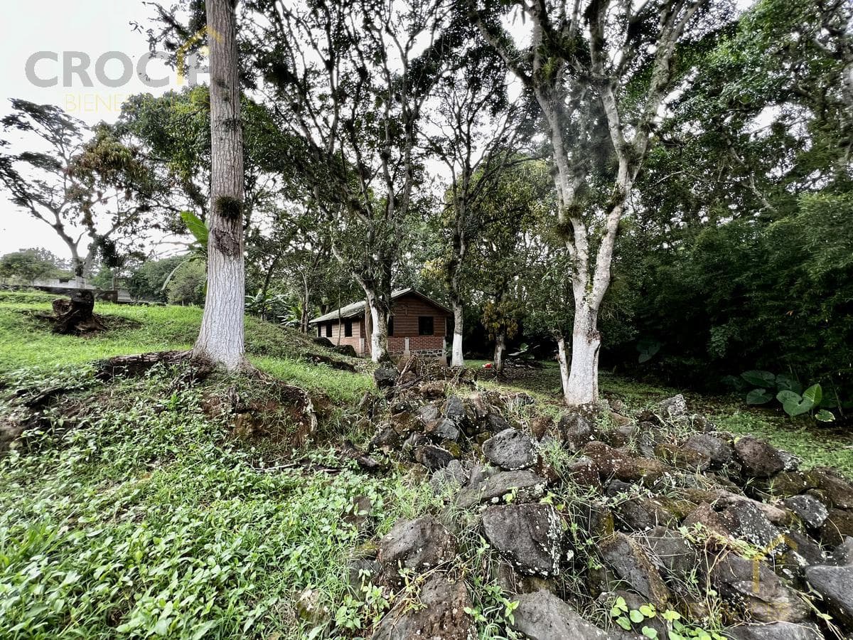 Lot with a cabin for sale in La Estanzuela Ver, with direct access to the street.