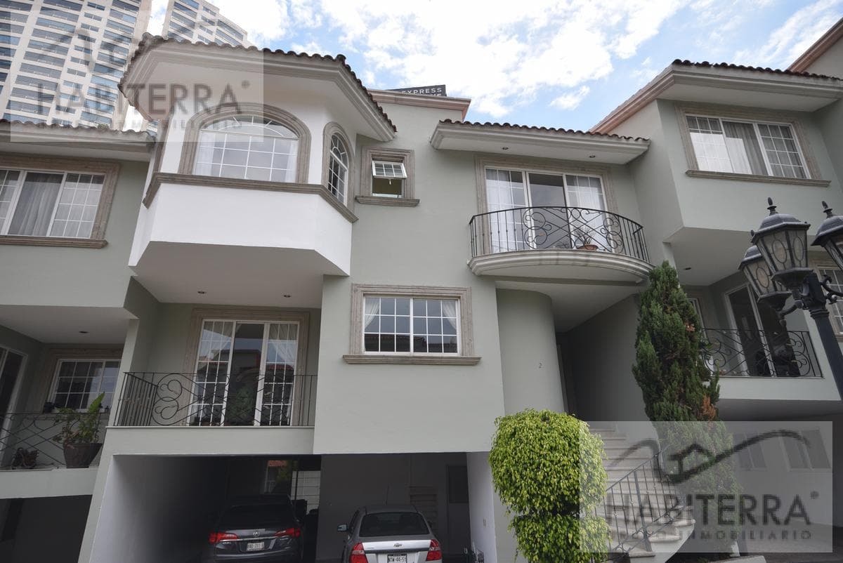Venta agradable y funcional casa en Valle de las Palmas