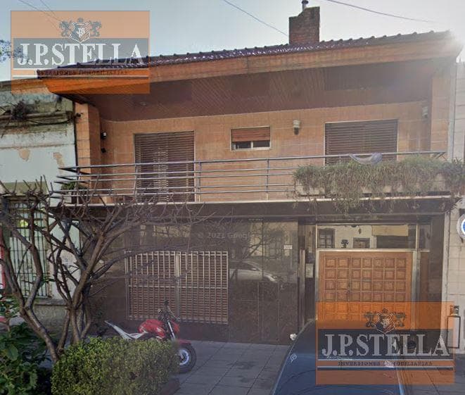 Casa 4 Amb. c/ Dpto de 2 Amb. Cochera 2 autos y pileta - S.Justo (Ctro)