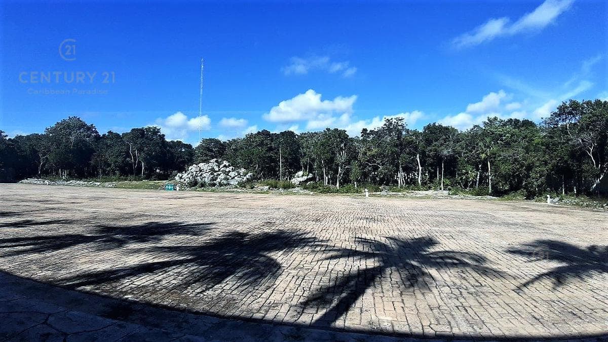 TERRENO CON 2 LOCALES/BODEGAS EN VENTA EN LA CARRETERA EN TULUM P3404