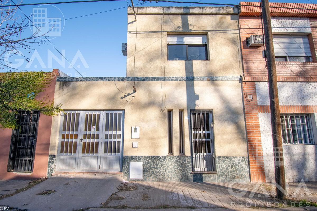 House for sale in Arroyito, Rosario: 2 bedrooms, garage, barbecue area; QUALIFIES FOR A MORTGAGE